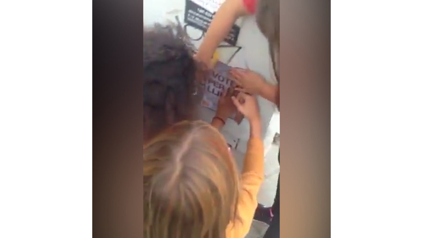 Niños de nueve años pegan carteles a favor del 1-O.