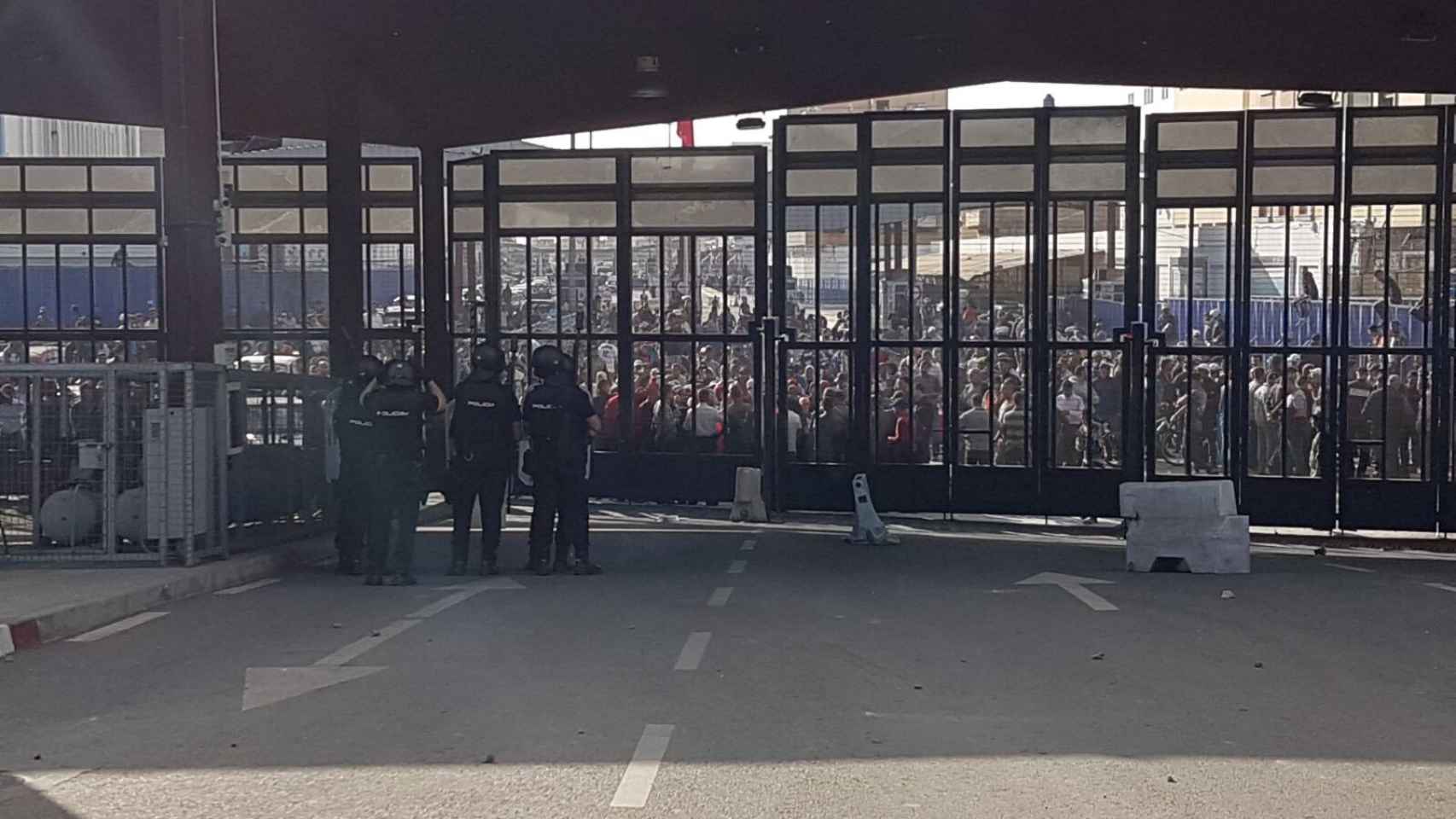 Protestas producidas este martes en la frontera de Melilla.