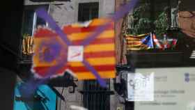 Muchas banderas de España colocadas a modo de pegatina en Barcelona han sido tachadas.