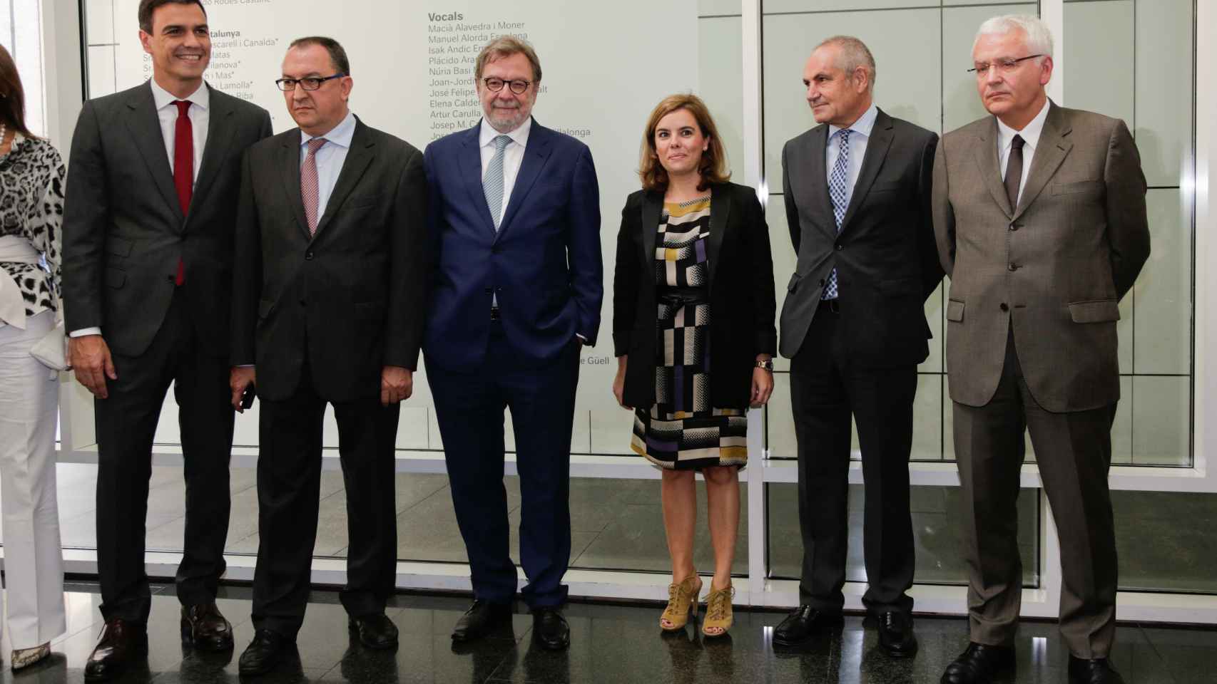 Juan Luis Cebrián y Soraya Sáenz de Santamaría junto al líder del PSOE Pedro Sánchez.
