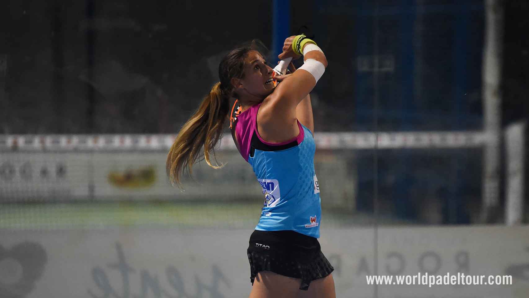 Nuria Rodríguez a punto de rematar la bola.