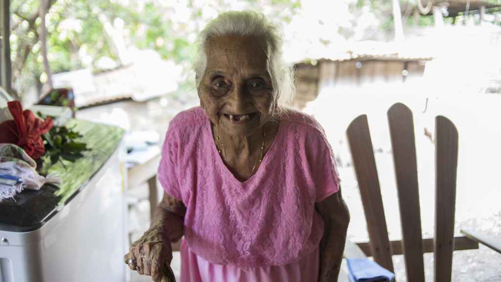 Trinidad, de 101 un años, le pide al señor que le dé unos años más de vida.