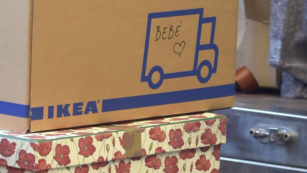 Caja con las cosas del bebé.