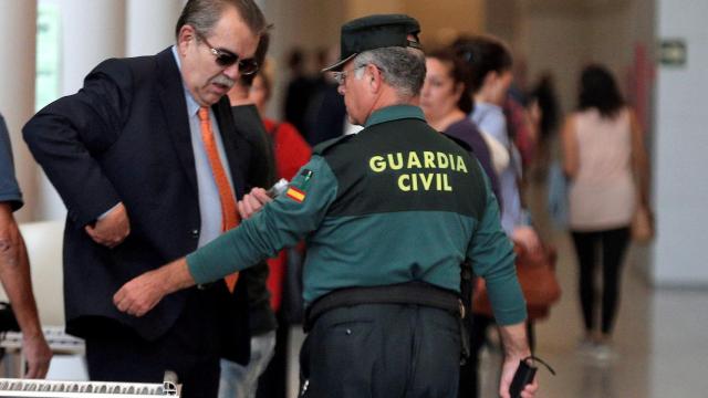 Juan Soler pasando un control de seguridad en el juzgado.