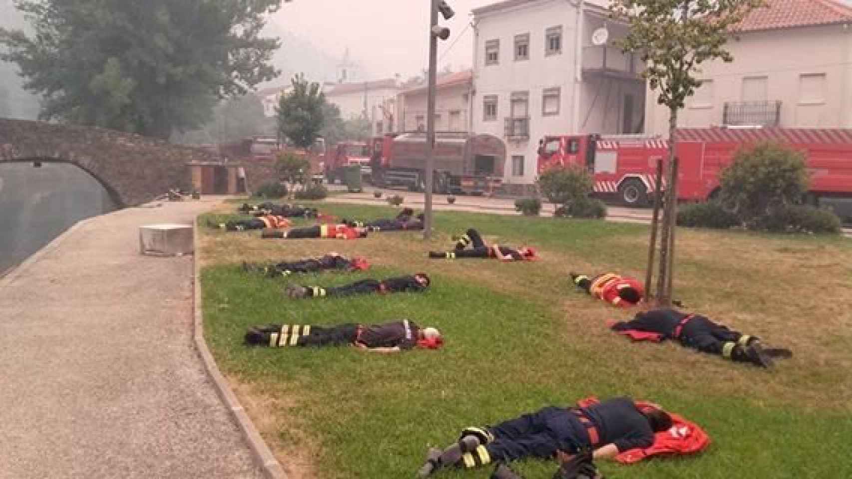 Los bomberos de Portugal descansando e el suelo.