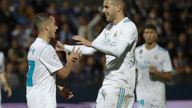 Theo Hernández celebra con Lucas Vázquez uno de los goles del Real Madrid.