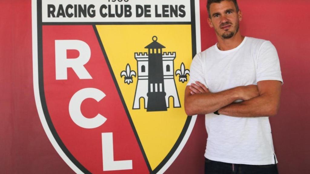 Nicolas Douchez, posando con el escudo del Lens, su actual equipo.