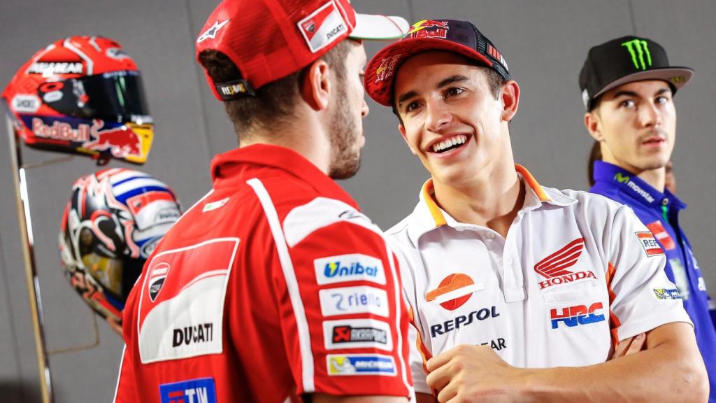 Márquez charla con Dovizioso al término de la conferencia de prensa en Sepang