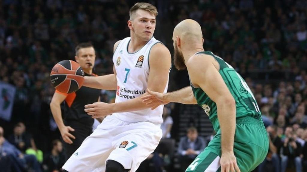 Luka Doncic subiendo el balón ante Zalgiris. Foto: euroleague.net