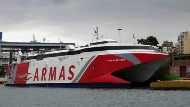 Un ferry en el puerto de Motril