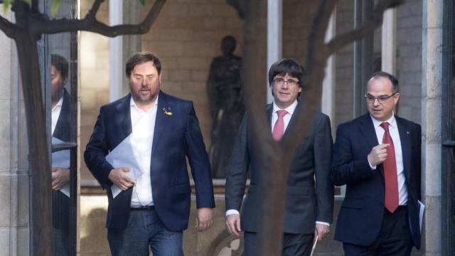 Puigdemont, junto a Junqueras y Turull.