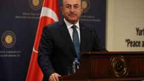 El Ministro de Asuntos Exteriores, Mevlut Cavusoglu,en una conferencia de prensa en Ankara.