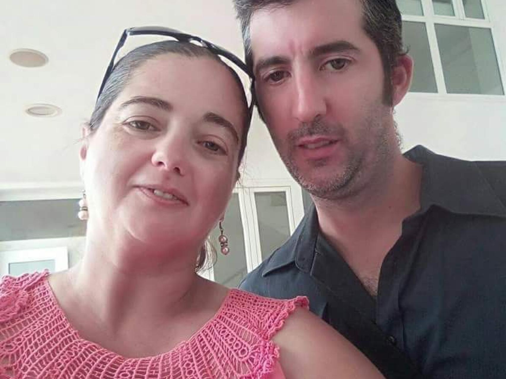 Carolina, madre por sorpresa, junto a su marido Gonzalo, que ahora cuida de las gemelas