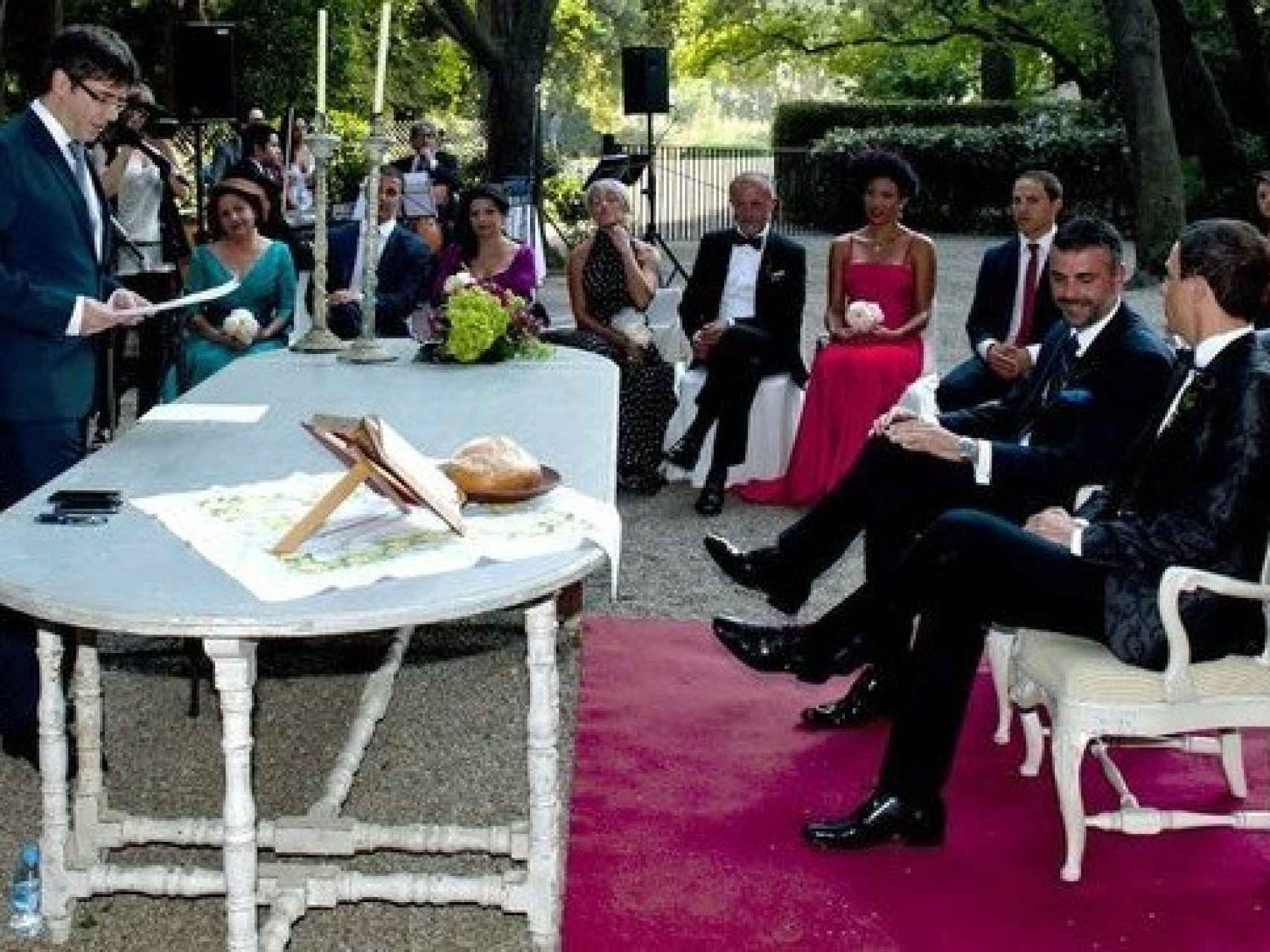 Carles Puigdemont, casando a Santi Vila y a su novio el 5 de julio de 2014.