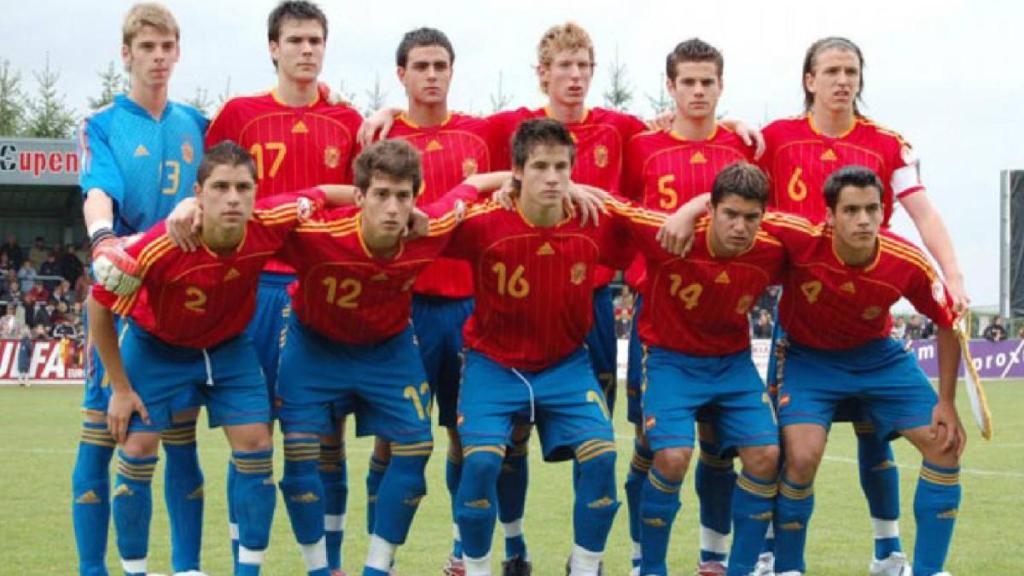 Los jugadores titulares en un partido del Mundial sub-17 de 2007. Destacan De Gea (primero arriba), Nacho (quinto arriba) y Camacho (sexto arriba).