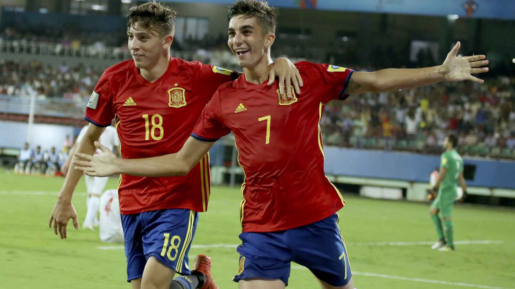 Ferrán Torres (derecha) celebra un gol con César Gelabert (izquierda).