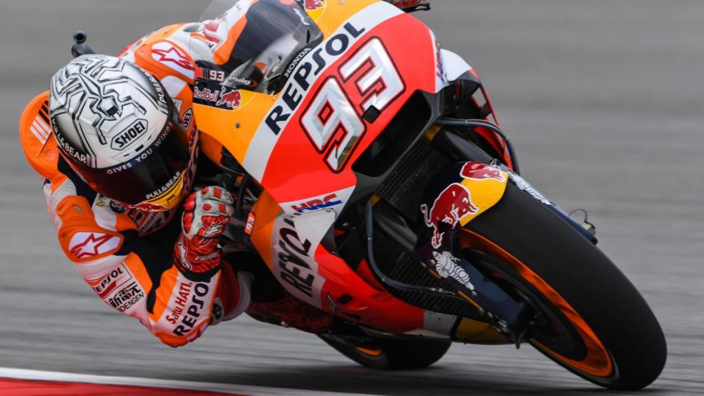 Marc Márquez se descuelga de su Honda RC213V en el circuito de Sepang.