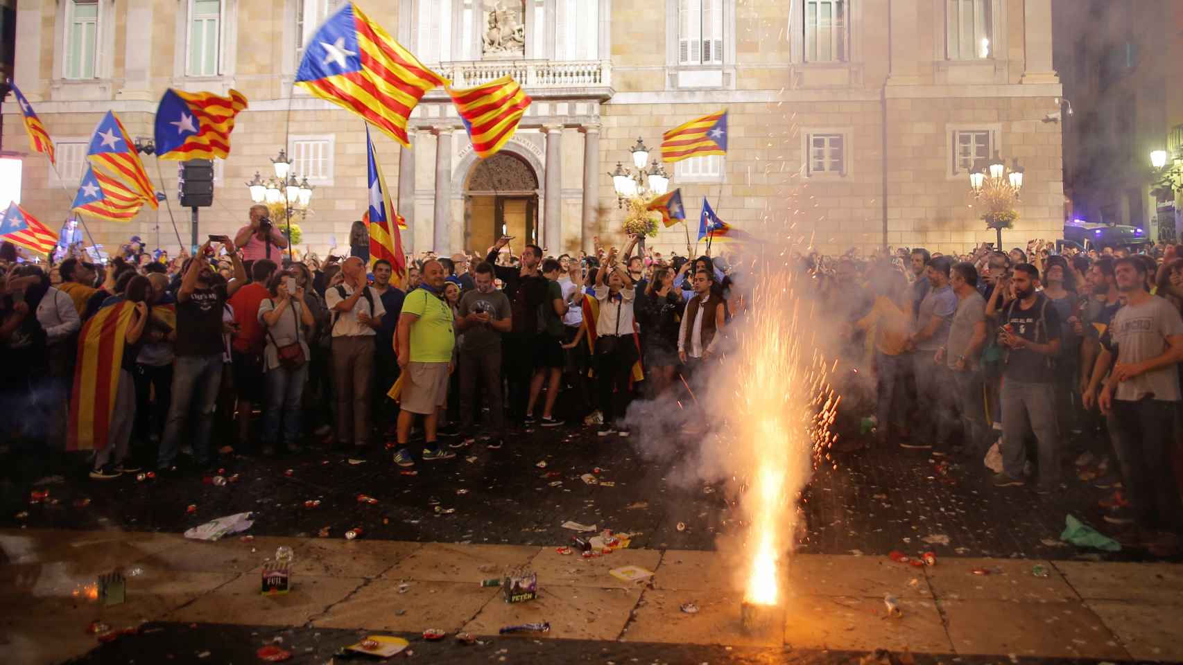 Un grupo de independentistas celebran en la plaza de Sant Jaume la proclamación de la república catalana.