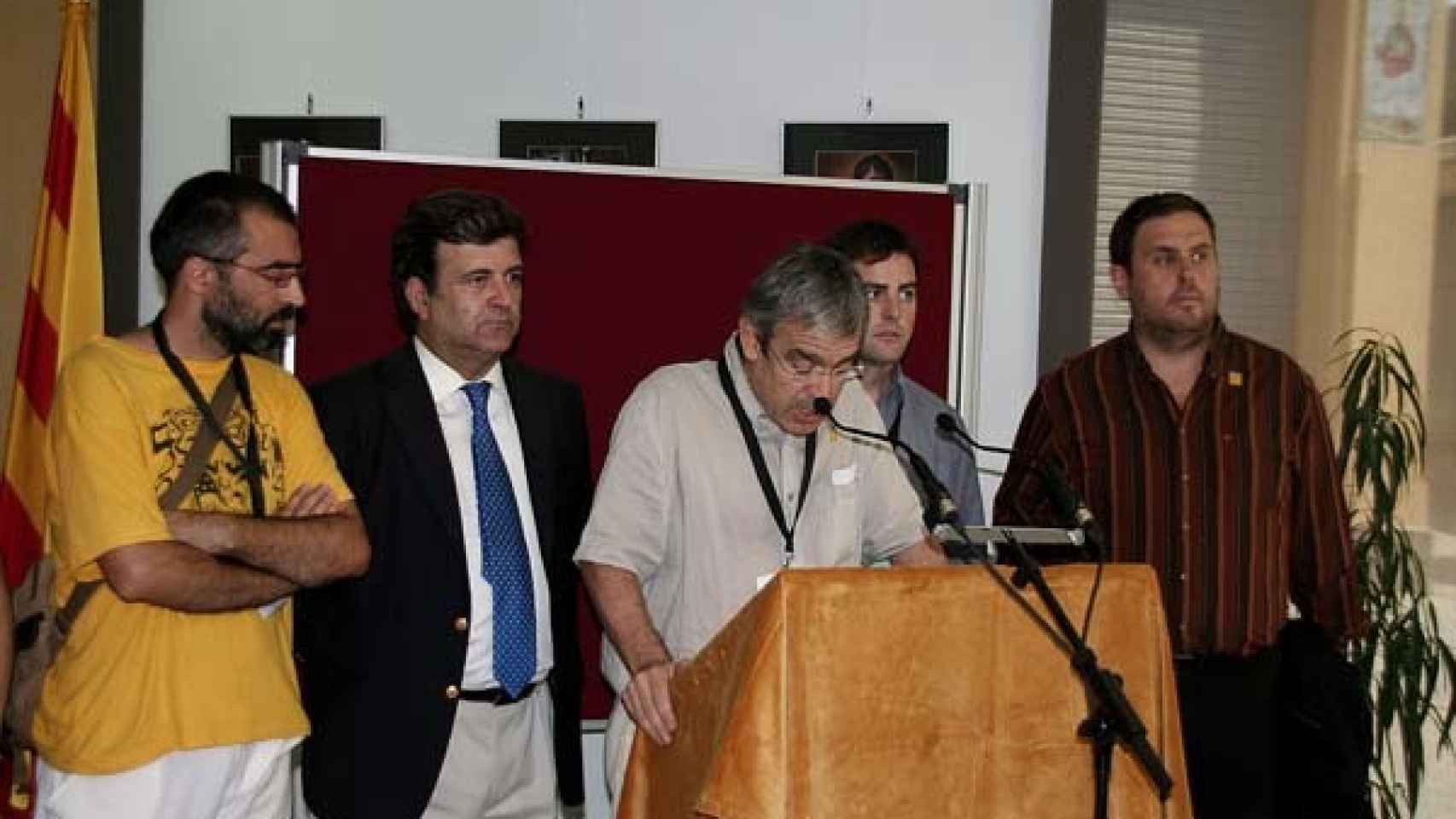 Jordi Bilbeny, del Institut de Nova Història, en el lado izquierdo del atril. Oriol Junqueras, en el lado contrario. La foto es del año 2009, cuando en Arenys de Munt se celebró la primera consulta de la historia por la independencia de Cataluña.