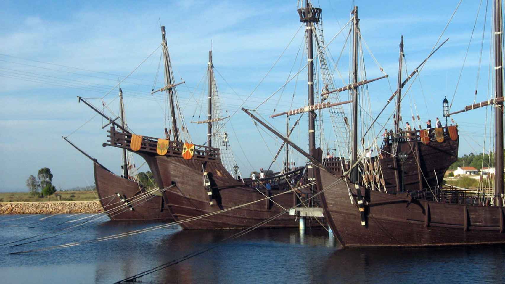 La expedición de la nao Santa María y de las dos carabelas, La Pinta y La Niña, salieron del puerto de Palos de La Frontera