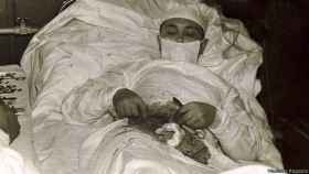 El cirujano ruso Leonid Rógozov durante el transcurso de su operación.