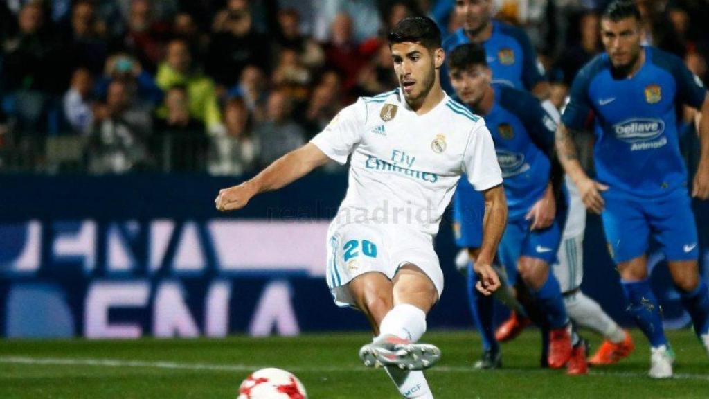 Marco Asensio tirando el penalti a la portería del Fuenlabrada