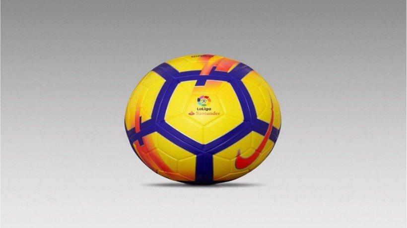 El balón de invierno de la temporada 2017-2018. Foto Twitter (@LaLiga)