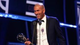 Zidane recibe el The Best. Foto: esfifa.com