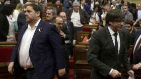 Puigdemont y Junqueras, en el Parlament.