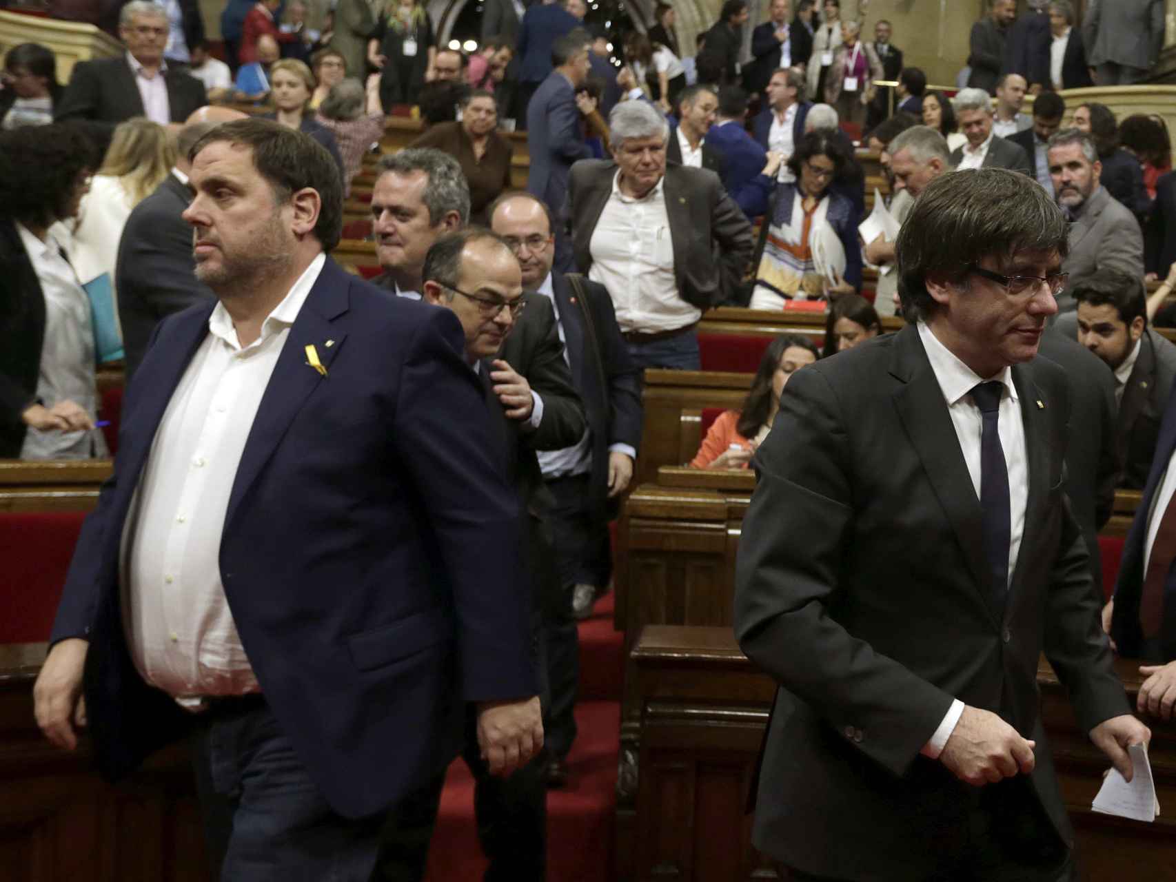 Puigdemont y Junqueras, cada uno por su lado, en esta imagen, en el Parlament.