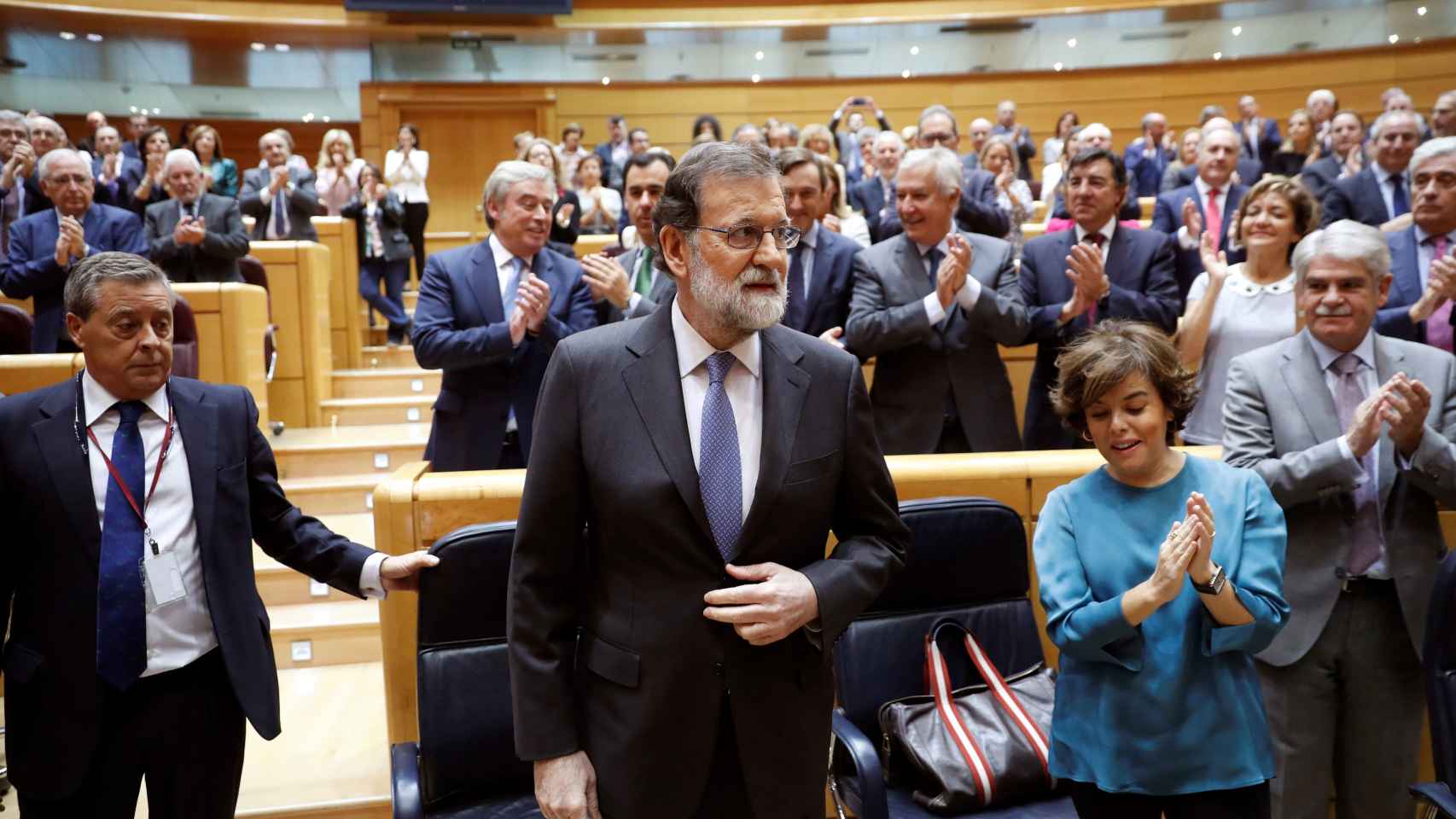 Mariano Rajoy  es aplaudido a su llegada al pleno extraordinario del Senado