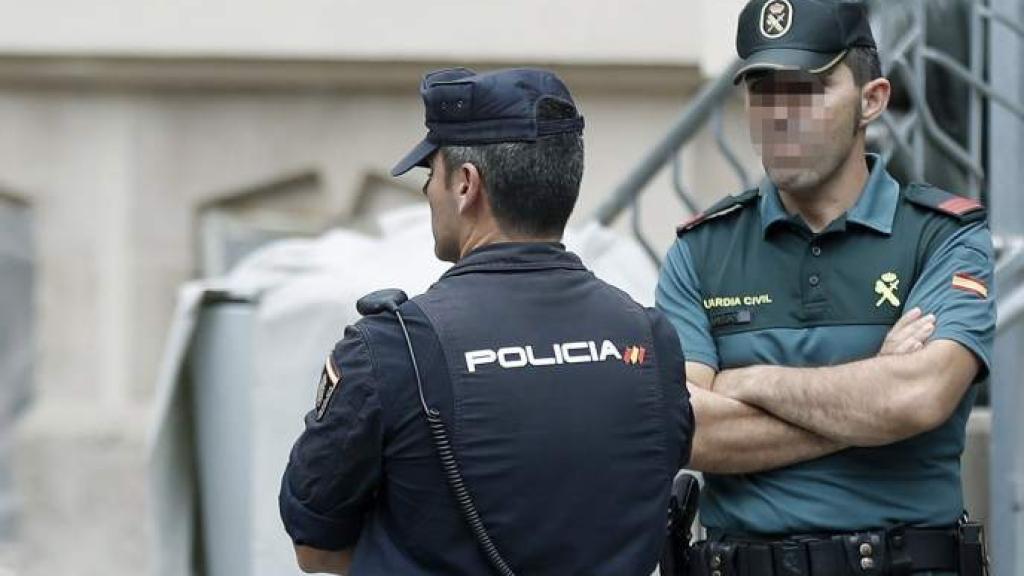 Un Mosso d' Esquadra, una Guardia Civil y un Policia Nacional, en Barcelona.