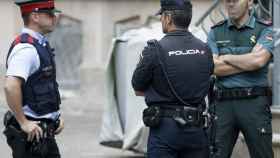 Un Mosso d' Esquadra, una Guardia Civil y un Policia Nacional, en Barcelona.