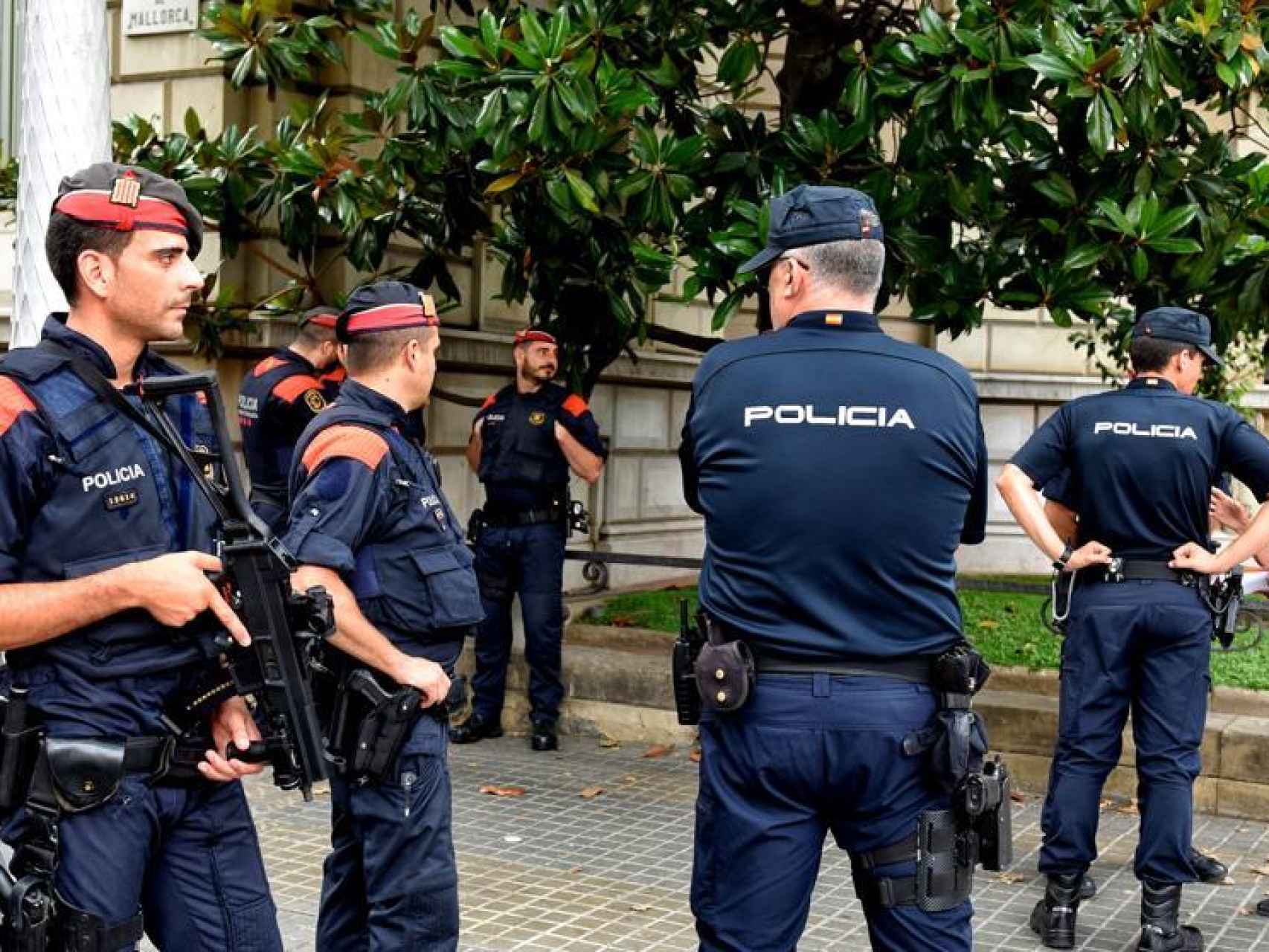 Agentes de los Mossos d'Esquadra y de la Policía Nacional en Cataluña