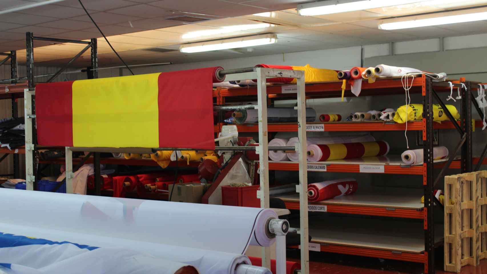 En la fábrica Sosa-Dias se han vendido 37.000 banderas de España en los últimos 50 días.