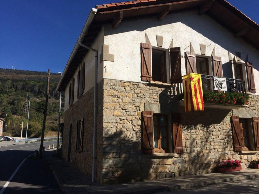 Estelada y bandera de acercamiento de presos.