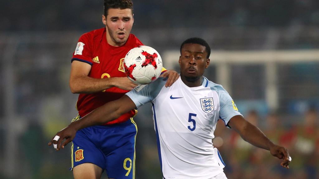 Abel Ruiz intenta llevarse el balón ante Inglaterra.