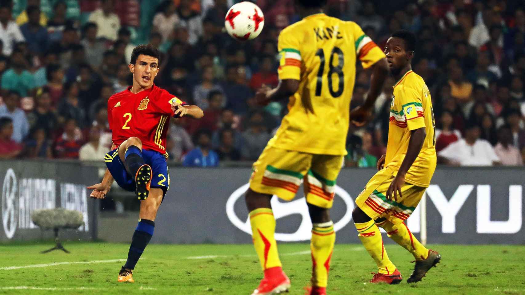 Mateu Morey disputa un balón ante Mali.