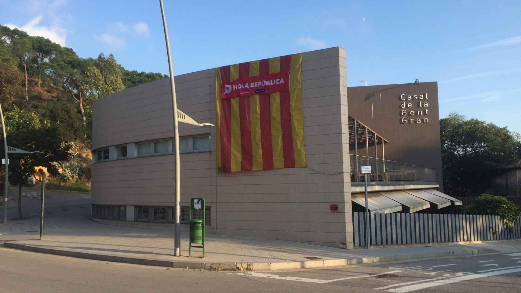 Alguien ha pintado un NO en la bandera catalana que da la bienvenida a la República