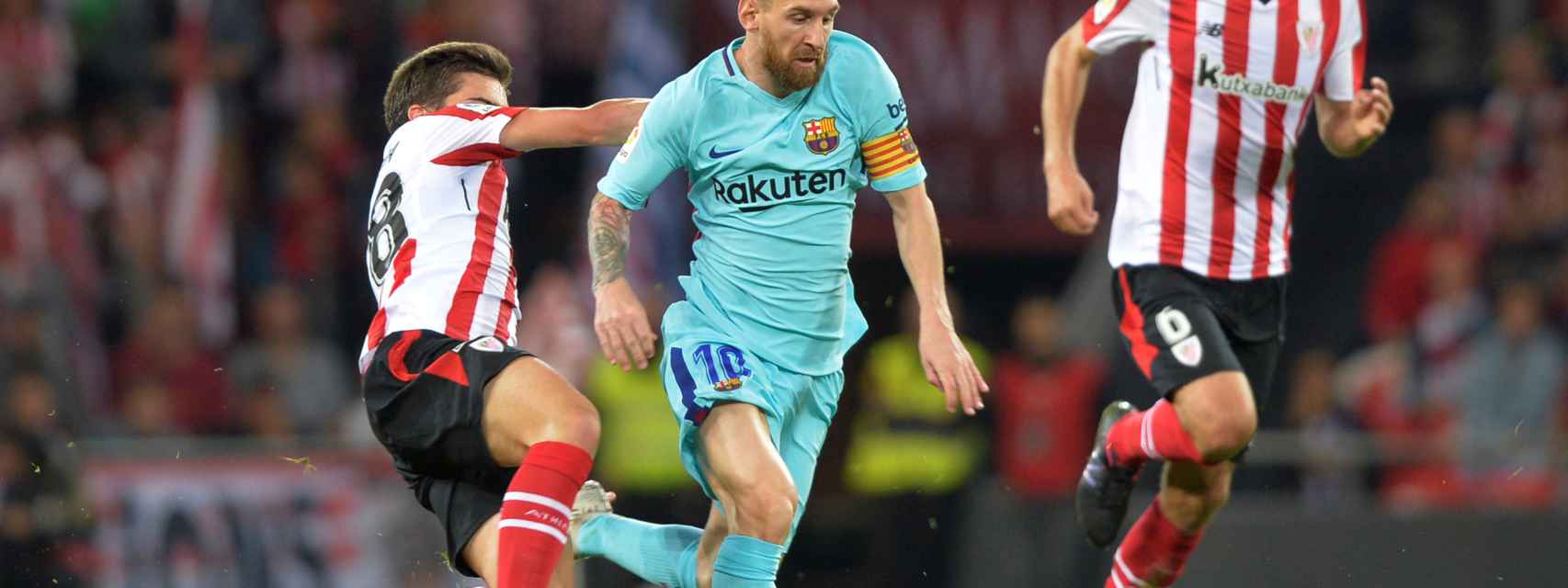 Messi se intenta ir de los jugadores del Athletic.