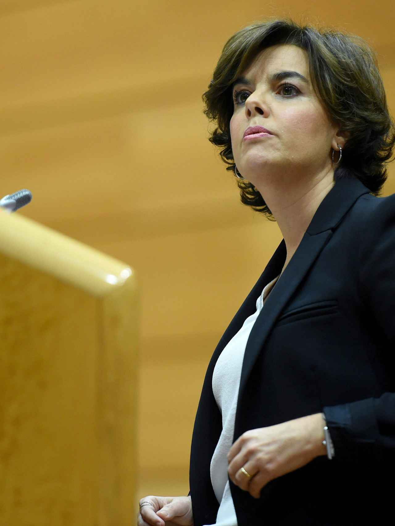 Soraya se convierte en 'presidenta' de la Generalitat por delegación de Rajoy.