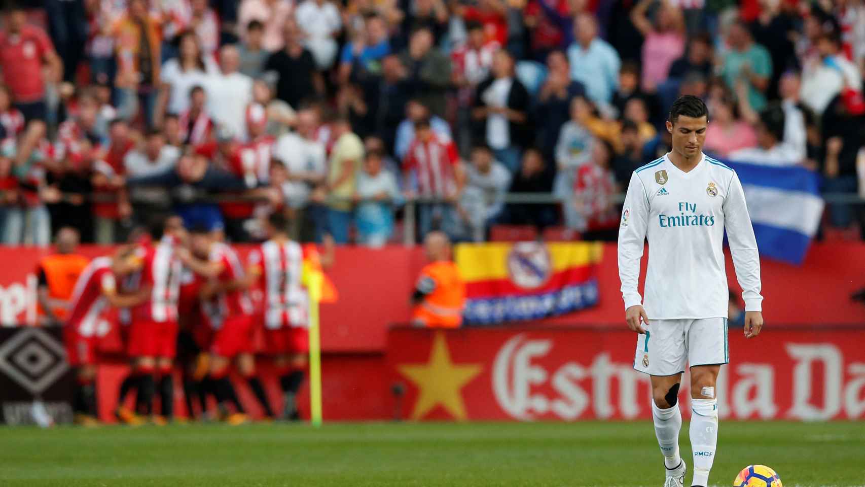 Cristiano Ronaldo, cabizbajo, tras el gol del Girona. Es la cara del Madrid en Liga.