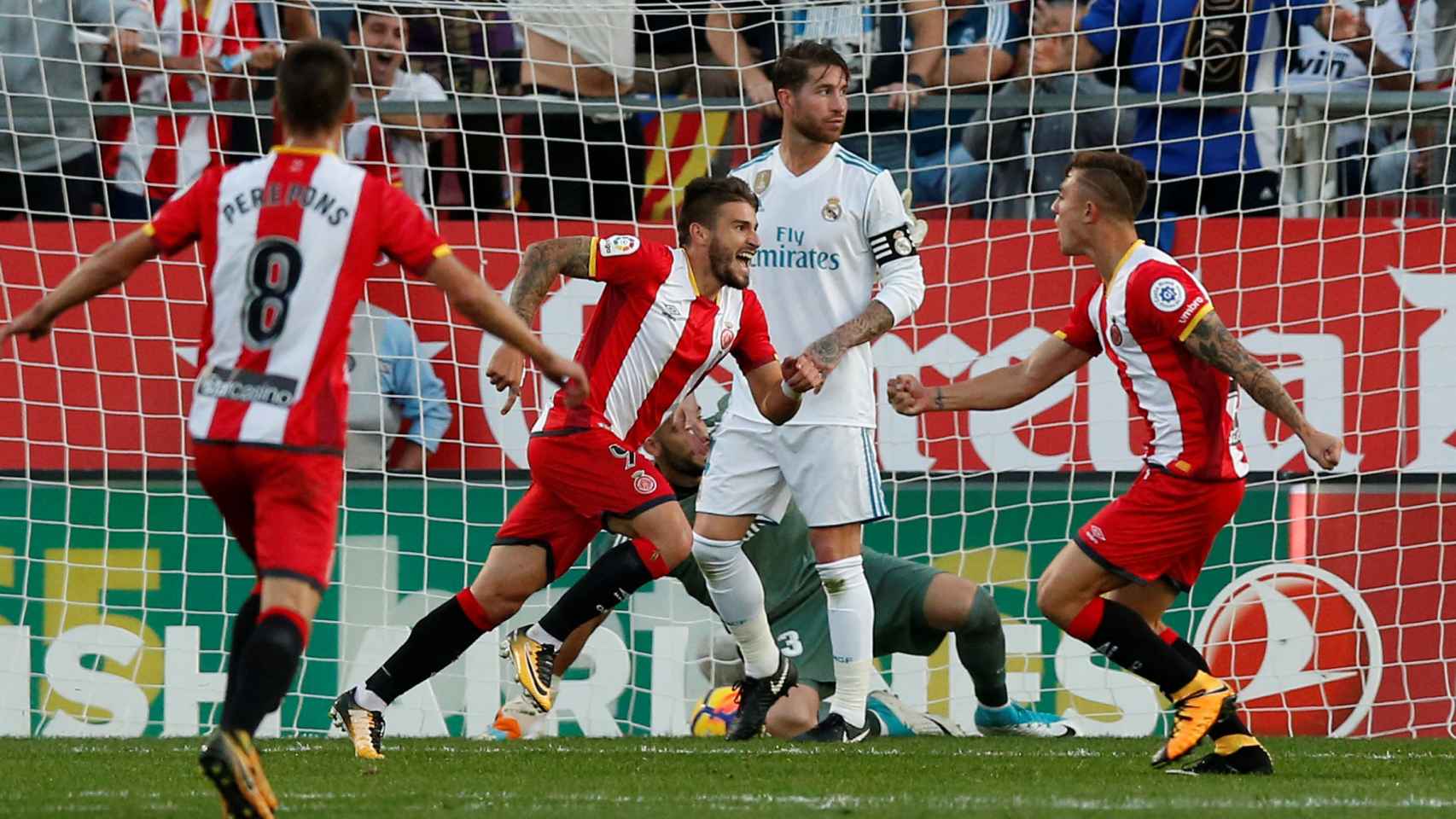 Sergio Ramos mira al linier en el segundo gol, en fuera de juego, del Girona.