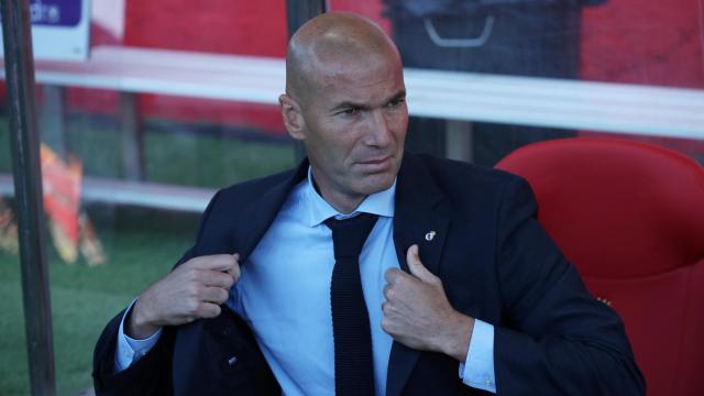 Zinedine Zidane, en el banquillo de Montilivi.