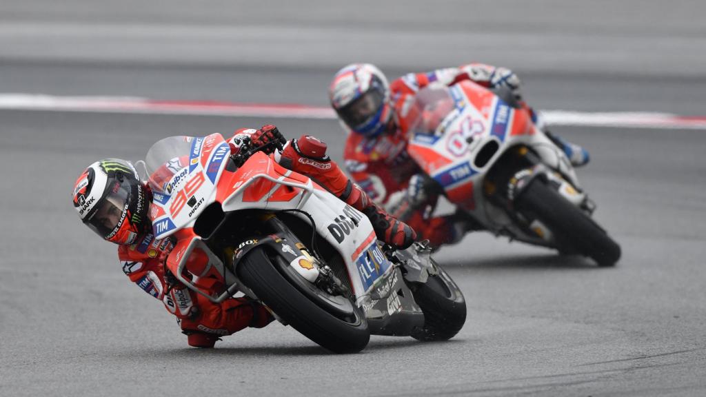 Lorenzo pilota por delante de Dovizioso, su compañero de equipo, durante la carrear en Sepang.