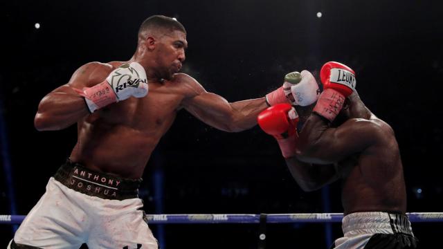 Anthony Joshua lanza un gancho de izquierdas.