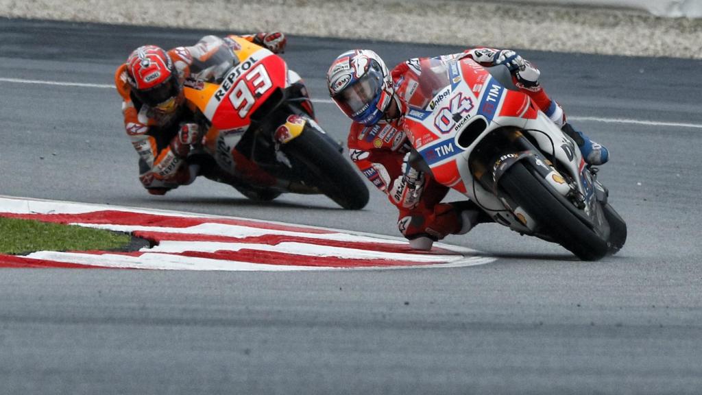 Dovizioso, a la derecha, y Marc Marquez, durante el campeonato de Malasia.