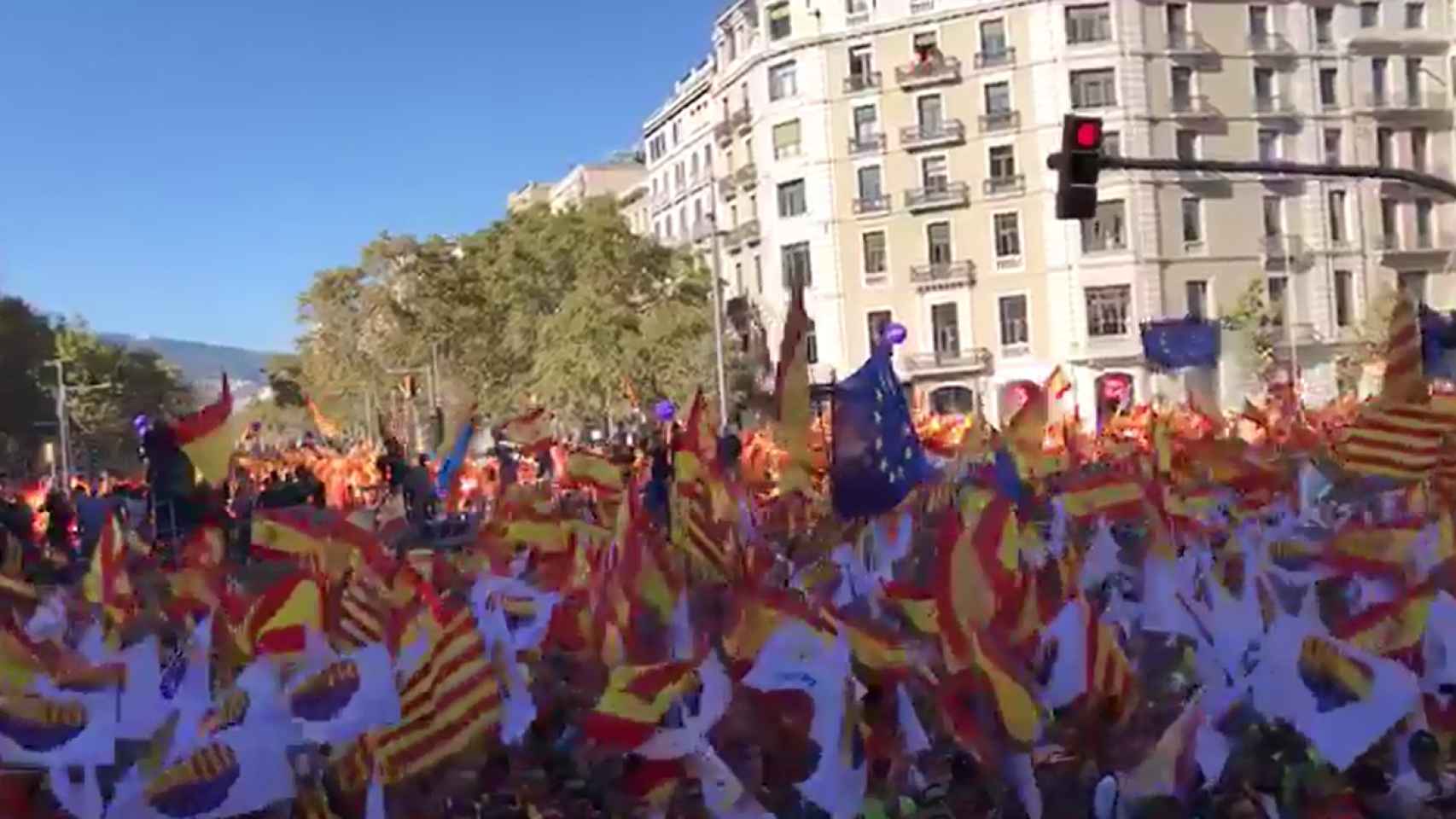 Imagen de las banderas aireándose al ritmo de la música del himno español.