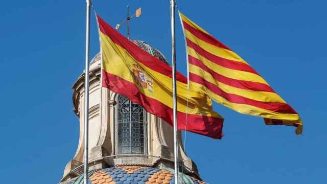 Imagen de las banderas españolas y catalana en el Parlament.