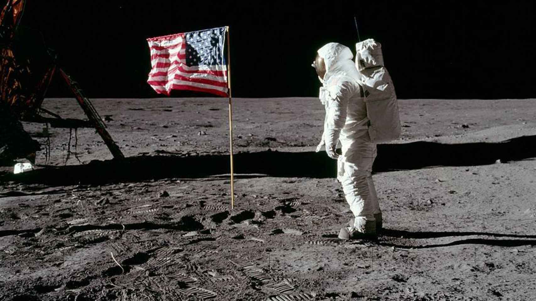 Buzz Aldrin, saludando a la bandera americana colocada sobre la superficie lunar.